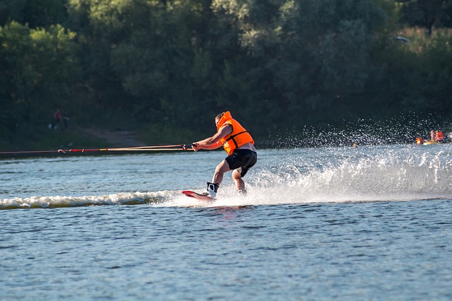 Jak ciekawie spędzać czas na urlopie? Wakeboarding – wake park